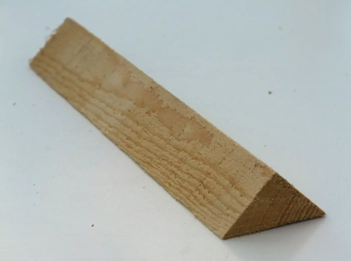 Kolmiomuottilista 20x20